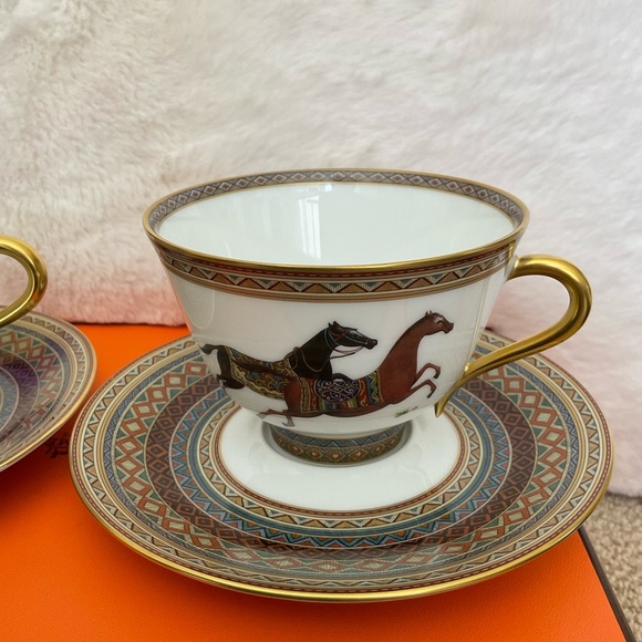 Hermes elegant Cheval d’Oriennt Teacup Set with Gold Accents - Picture 9 of 9